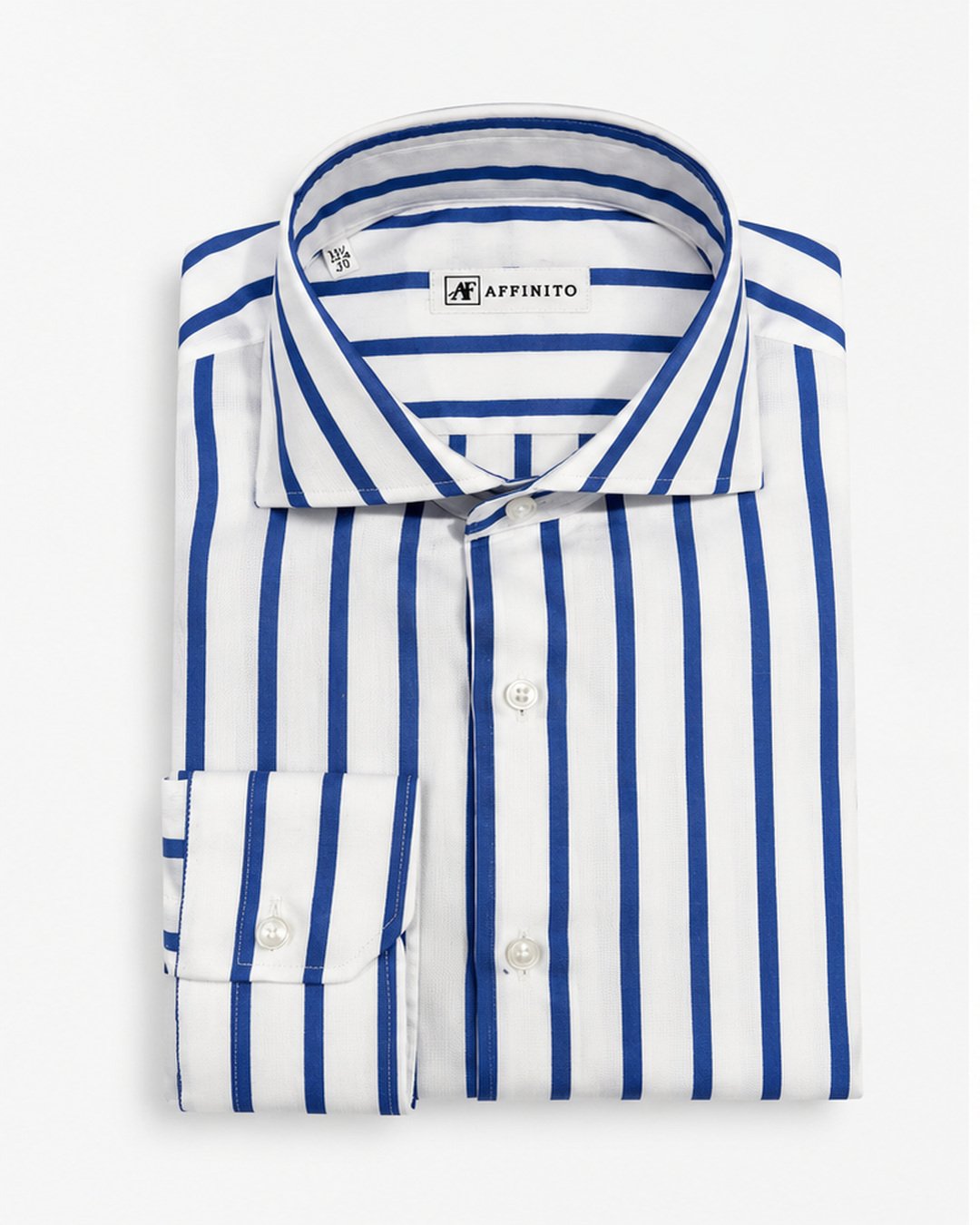 Camicia regular fit in cotone a righe larghe blu royal con collo francese Affinito, piegata su fondo bianco