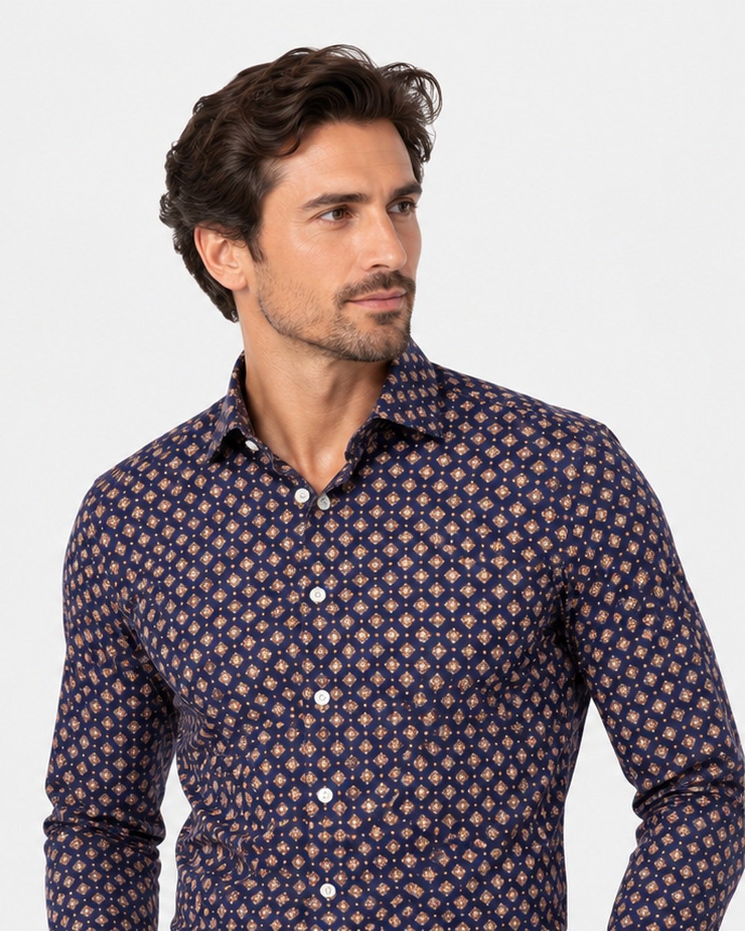 Camicia regular fit blu a microfantasia geometrica Affinito indossata