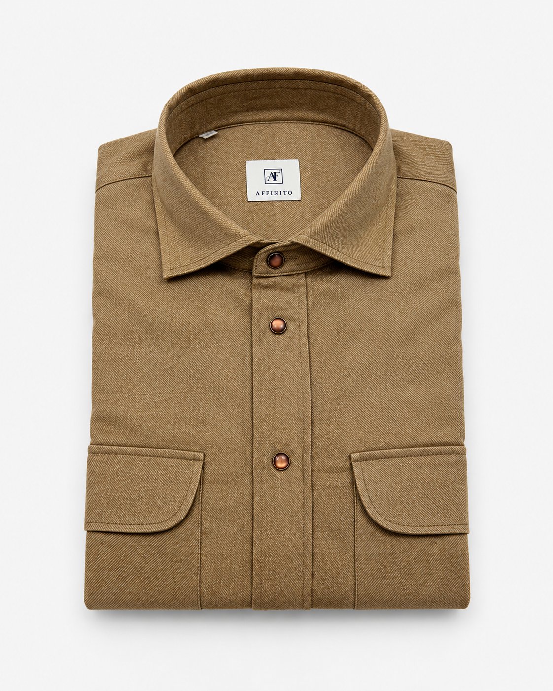Camicia regular fit in flanella cammello con tasche a pattina e bottoni a pressione Affinito, piegata su fondo bianco