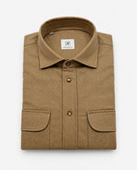 Camicia regular fit in flanella cammello con tasche a pattina e bottoni a pressione Affinito, piegata su fondo bianco