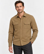 Camicia regular fit in flanella cammello con tasche a pattina Affinito indossata con pantalone grigio