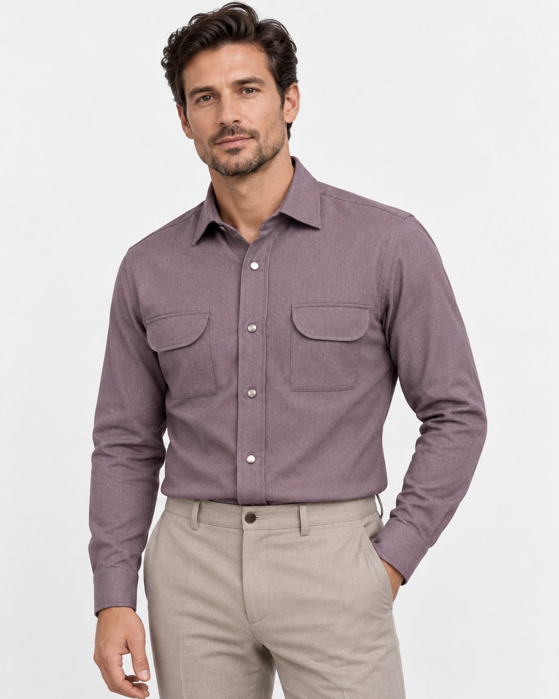 Camicia regular fit in flanella malva con tasche a pattina Affinito indossata con pantalone beige