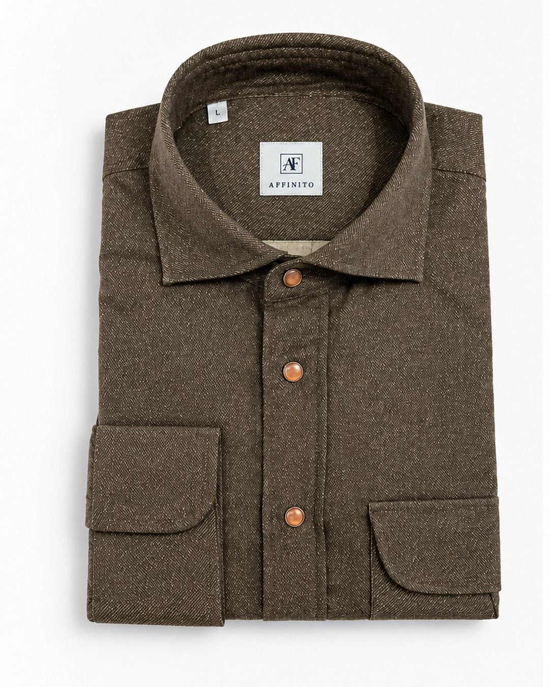 Camicia regular fit in flanella marrone con tasche a pattina e bottoni a pressione Affinito, piegata su fondo bianco