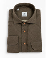 Camicia regular fit in flanella marrone con tasche a pattina e bottoni a pressione Affinito, piegata su fondo bianco