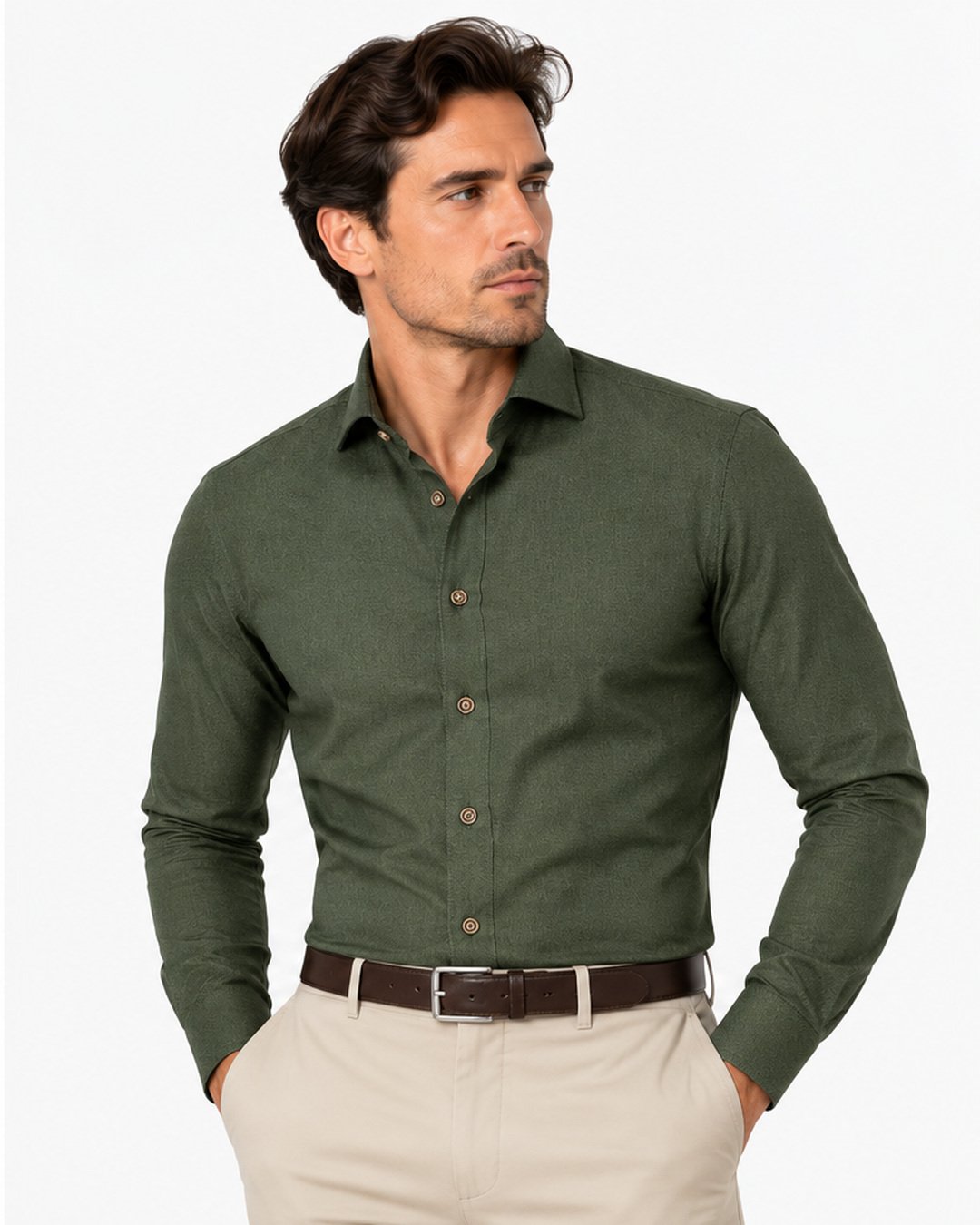 Camicia regular fit in flanella verde bosco Affinito indossata con pantalone beige