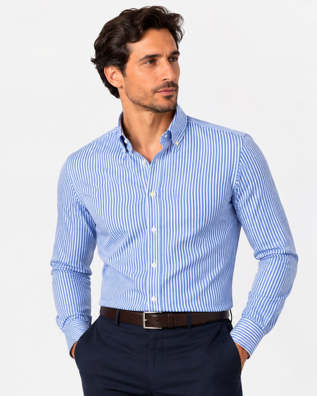 Camicia regular fit a righe azzurre con collo button down Affinito indossata con pantalone blu