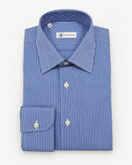 Camicia regular fit in cotone a righe blu con collo italiano Affinito, piegata su fondo bianco
