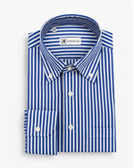 Camicia regular fit in cotone a righe blu royal con collo button down e taschino Affinito, piegata su fondo bianco