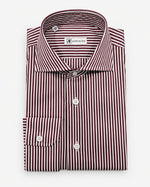 Camicia regular fit in cotone a righe bordeaux con collo francese Affinito, piegata su fondo bianco