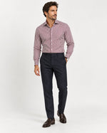 Camicia regular fit a righe bordeaux Affinito indossata con pantalone blu