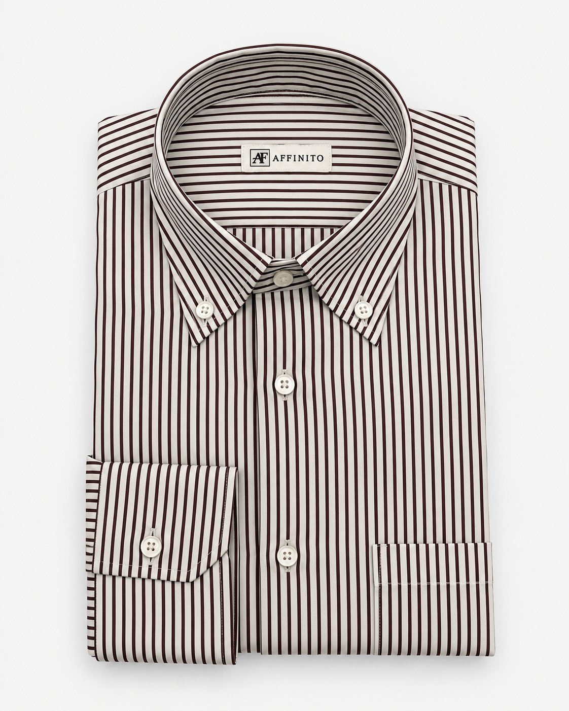 Camicia regular fit a righe marroni con collo button down e taschino Affinito, piegata su fondo bianco