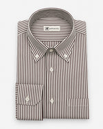 Camicia regular fit a righe marroni con collo button down e taschino Affinito, piegata su fondo bianco