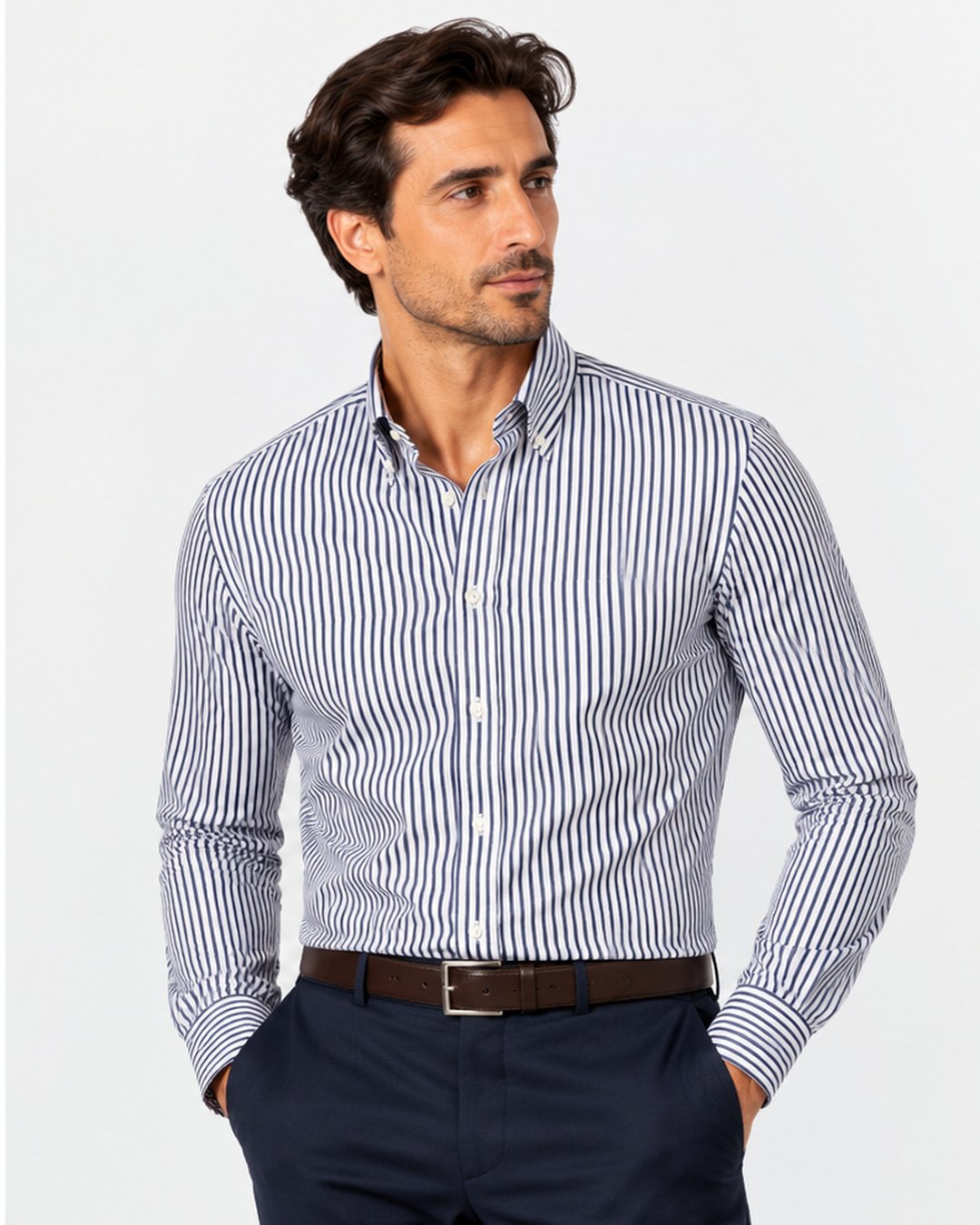Camicia regular fit a righe blu navy con collo button down Affinito indossata con pantalone blu