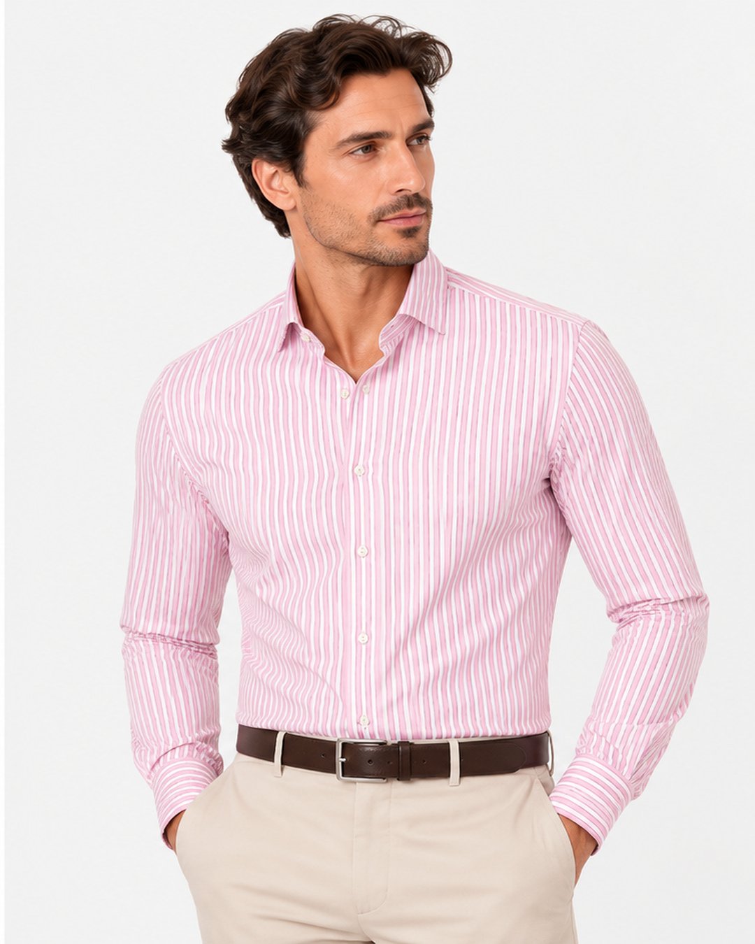 Camicia regular fit a righe rosa Affinito indossata con pantalone chiaro