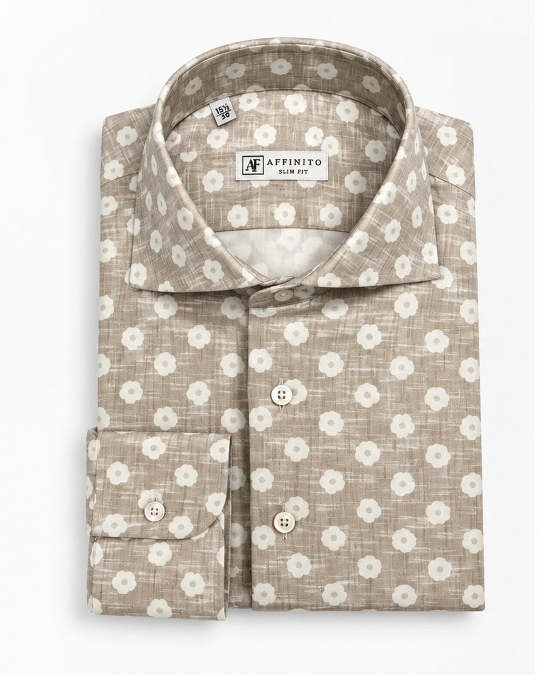 Camicia slim active beige con fiori bianchi e collo francese Affinito, piegata su fondo bianco