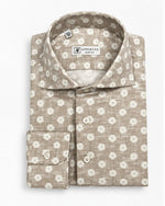 Camicia slim active beige con fiori bianchi e collo francese Affinito, piegata su fondo bianco
