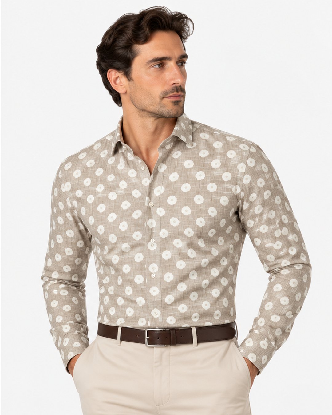 Camicia slim active beige a fiori bianchi Affinito indossata con pantalone chiaro