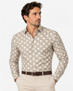 Camicia slim active beige a fiori bianchi Affinito indossata con pantalone chiaro
