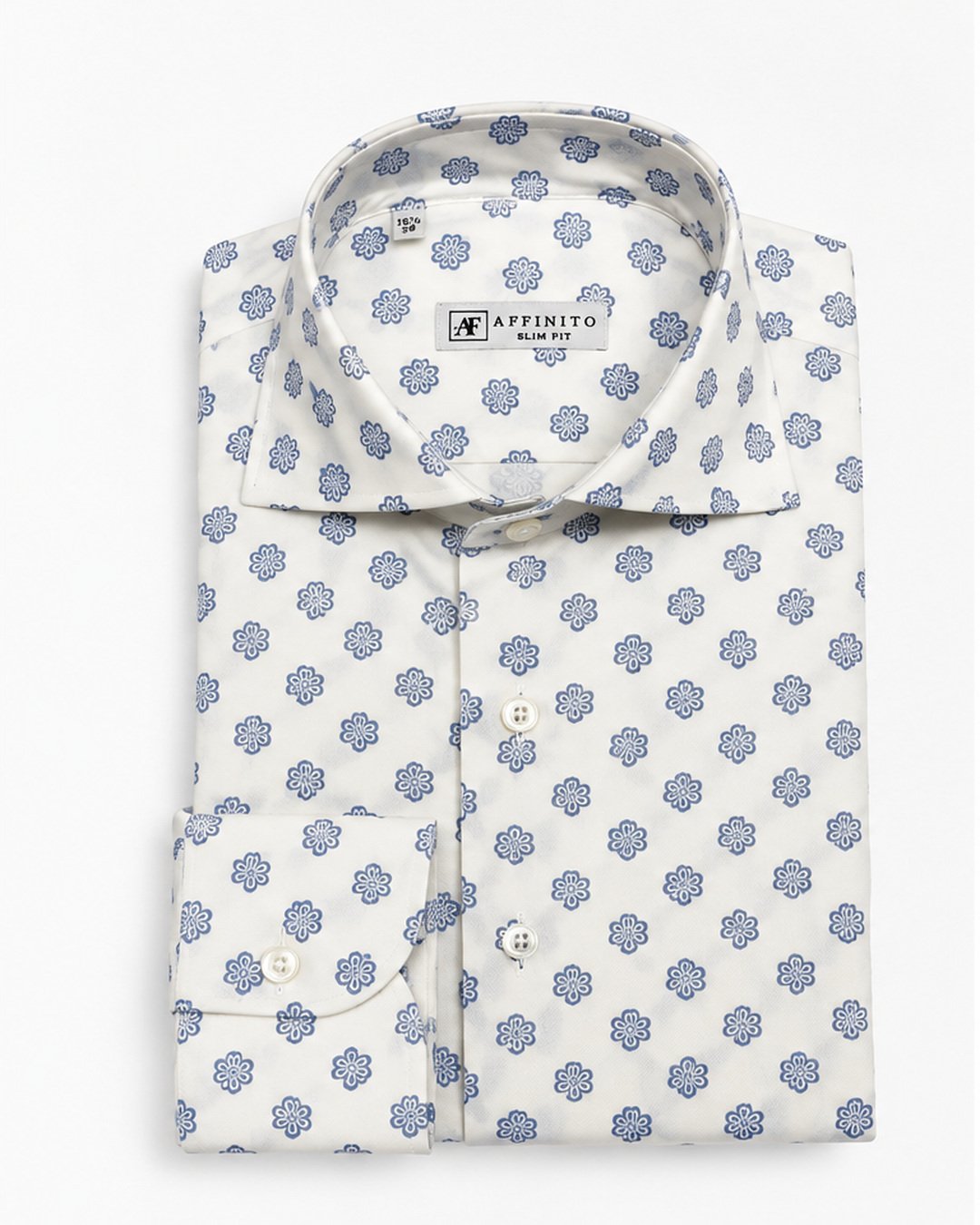 Camicia slim active bianca con fiori azzurri e collo francese Affinito, piegata su fondo bianco