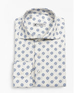 Camicia slim active bianca con fiori azzurri e collo francese Affinito, piegata su fondo bianco
