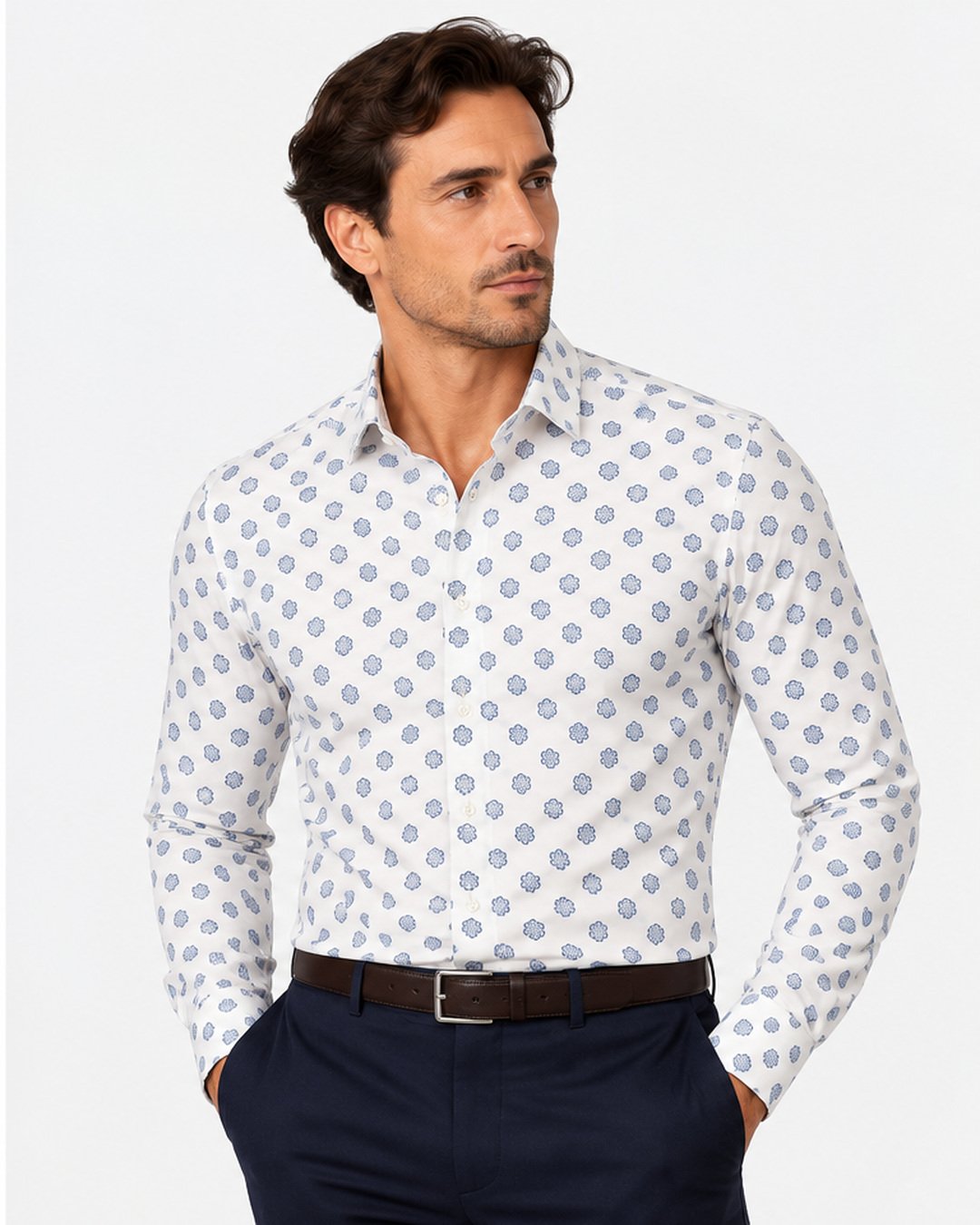 Camicia slim active bianca a fiori azzurri Affinito indossata con pantalone blu