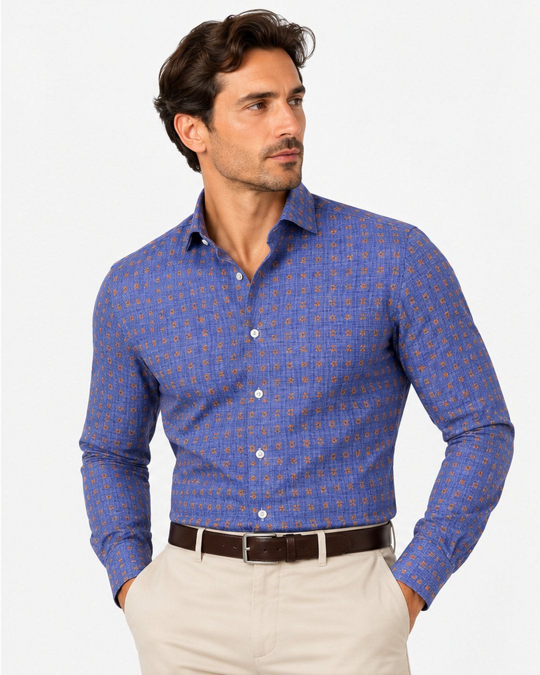 Camicia slim active blu a microfantasia arancio Affinito indossata con pantalone beige
