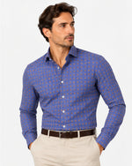 Camicia slim active blu a microfantasia arancio Affinito indossata con pantalone beige