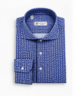 Camicia slim active blu con microfiori bianchi e collo francese Affinito, piegata su fondo bianco