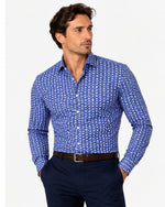 Camicia slim active blu a microfiori bianchi Affinito indossata con pantalone blu