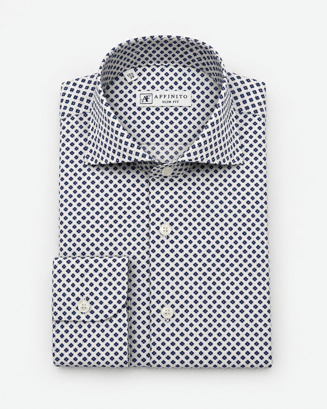 Camicia slim fit bianca con microfantasia a fiori blu e collo francese Affinito, piegata su fondo bianco