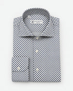 Camicia slim fit bianca con microfantasia a fiori blu e collo francese Affinito, piegata su fondo bianco