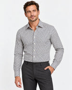 Camicia slim fit bianca a fiori blu Affinito indossata con pantalone grigio