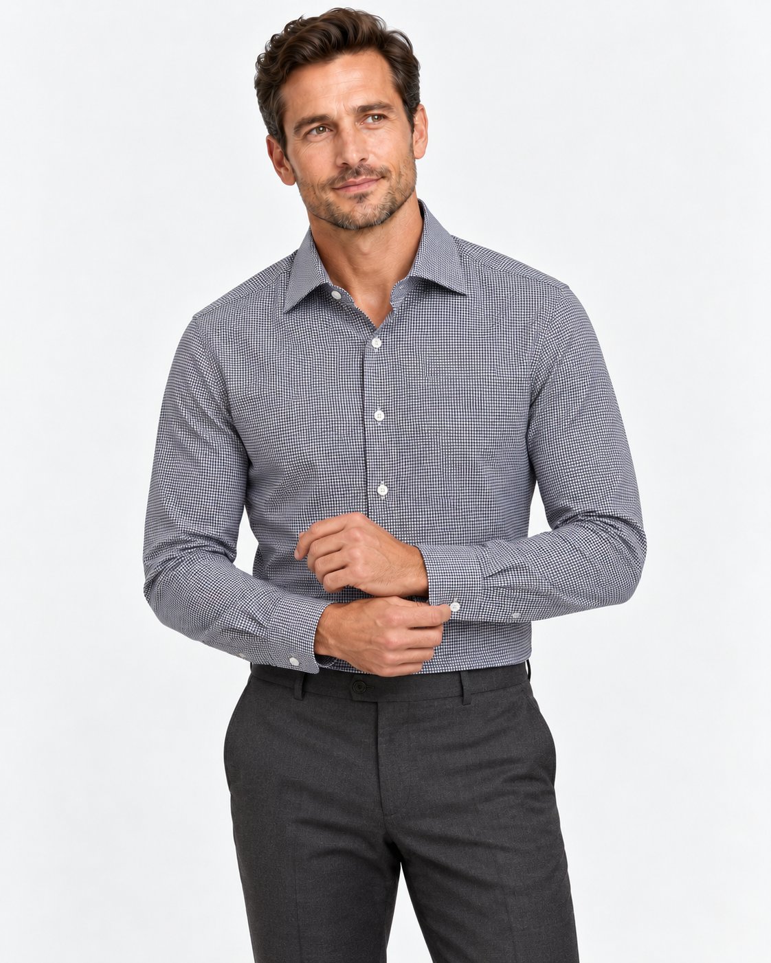 Camicia slim fit a micro quadretti blu Affinito indossata con pantalone grigio
