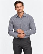 Camicia slim fit a micro quadretti blu Affinito indossata con pantalone grigio