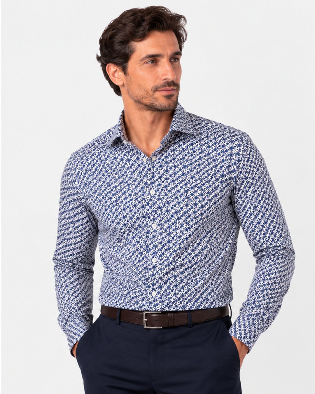Camicia slim fit a microfantasia floreale blu Affinito indossata con pantalone blu