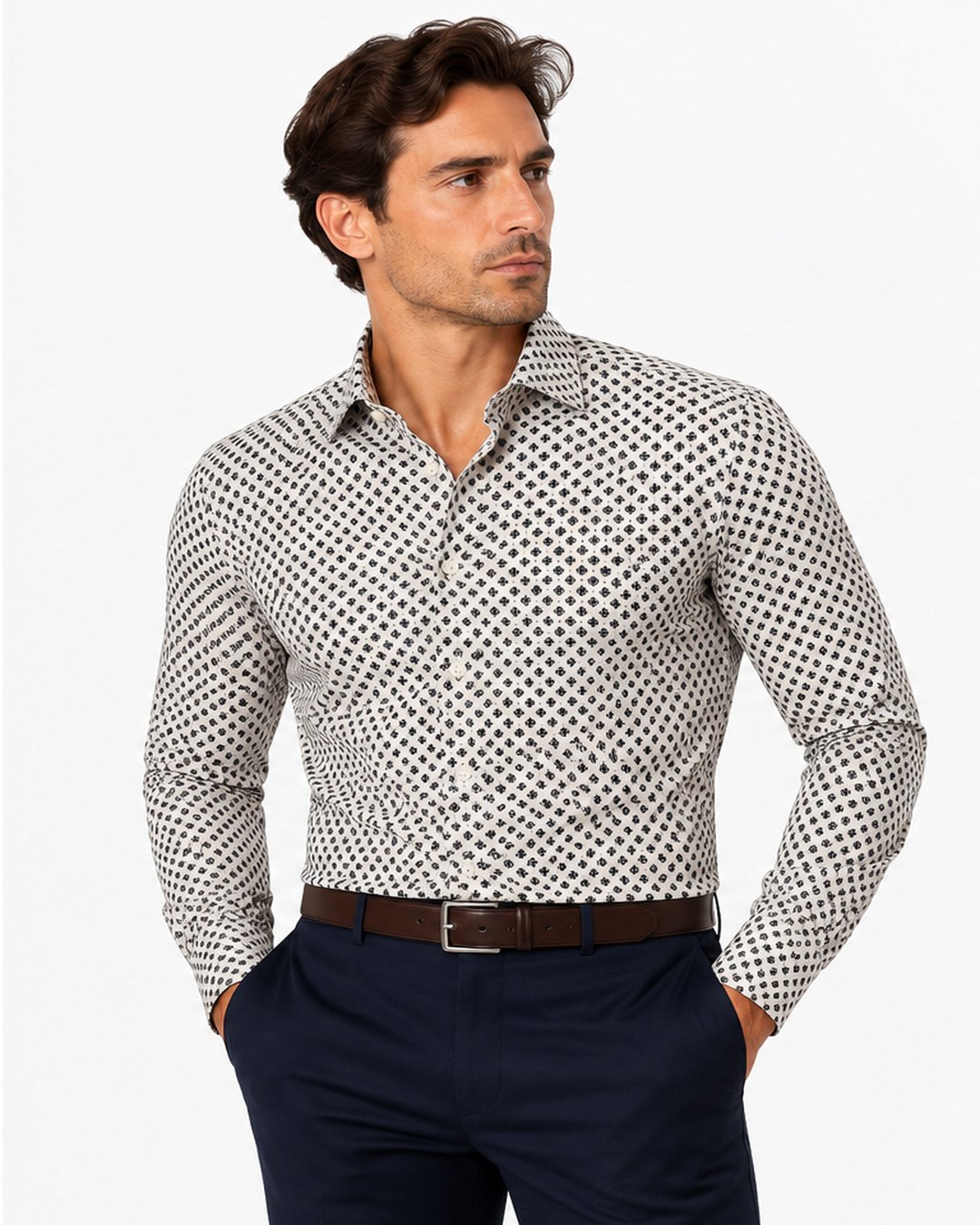 Camicia slim fit bianca a microfantasia nera Affinito indossata con pantalone blu