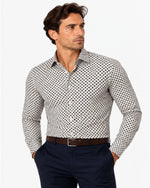 Camicia slim fit bianca a microfantasia nera Affinito indossata con pantalone blu