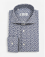 Camicia slim fit in cotone bianca con microfantasia paisley blu e collo francese Affinito, piegata su fondo bianco
