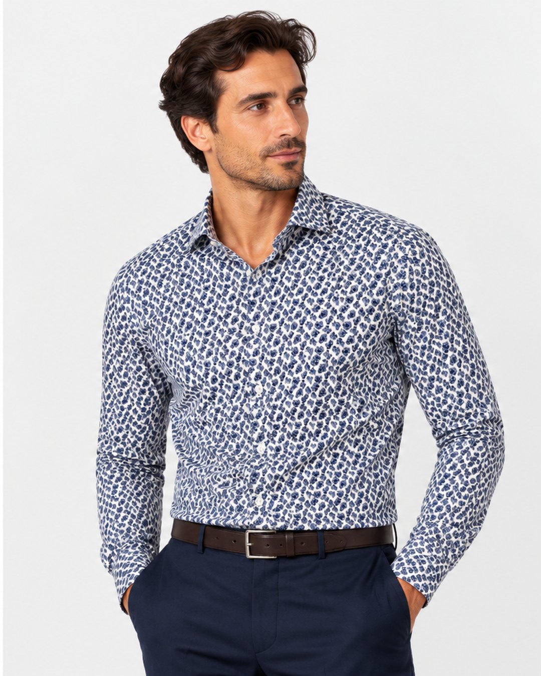 Camicia slim fit a microfantasia paisley blu Affinito indossata con pantalone blu