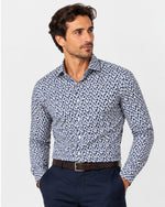 Camicia slim fit a microfantasia paisley blu Affinito indossata con pantalone blu