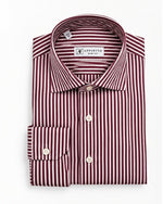 Camicia slim fit in cotone a righe bordeaux con collo mezzo francese Affinito, piegata su fondo bianco