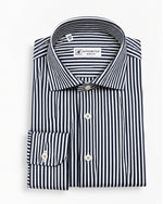 Camicia slim fit in cotone a righe blu navy con collo mezzo francese Affinito, piegata su fondo bianco