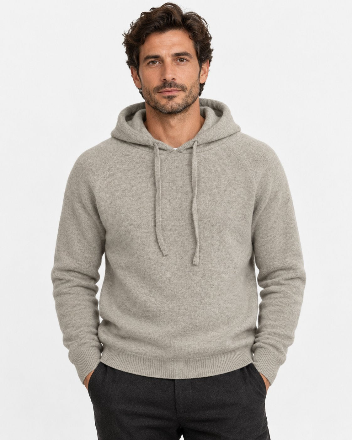 Felpa in maglia con cappuccio color ghiaccio Affinito indossata con pantalone grigio