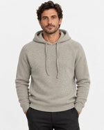 Felpa in maglia con cappuccio color ghiaccio Affinito indossata con pantalone grigio