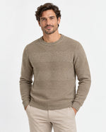 Maglia girocollo castoro a fasce in rilievo Affinito indossata con pantalone beige
