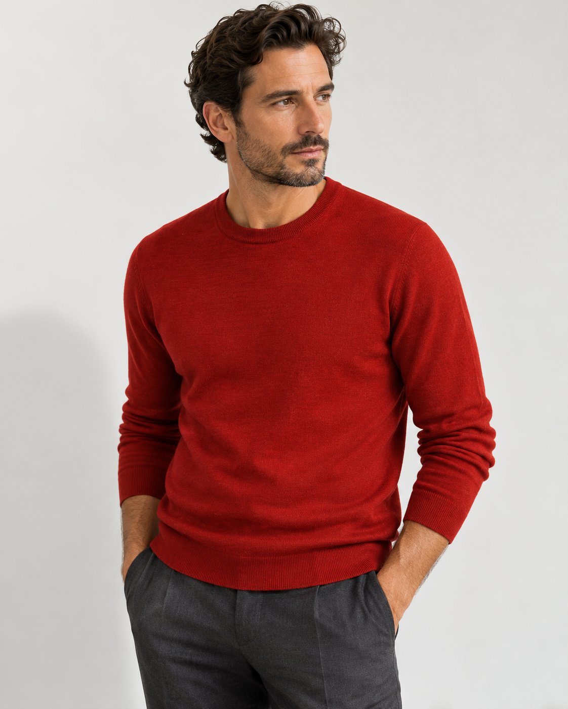 Maglia girocollo in lana merinos arancio Affinito indossata con pantalone grigio