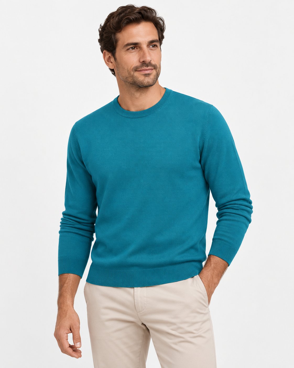 Maglia girocollo in lana merinos ottanio Affinito indossata con pantalone beige