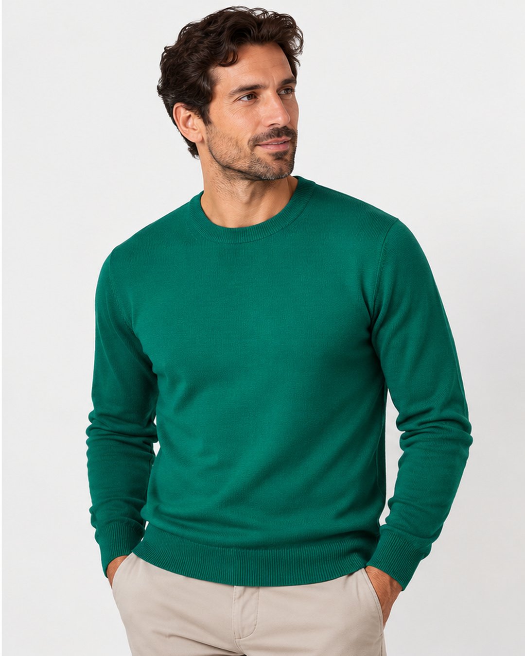 Maglia girocollo in lana merinos verde Affinito indossata con pantalone beige