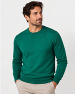 Maglia girocollo in lana merinos verde Affinito indossata con pantalone beige