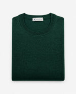 Maglia girocollo in maglia fine verde bottiglia Affinito, piegata su fondo bianco